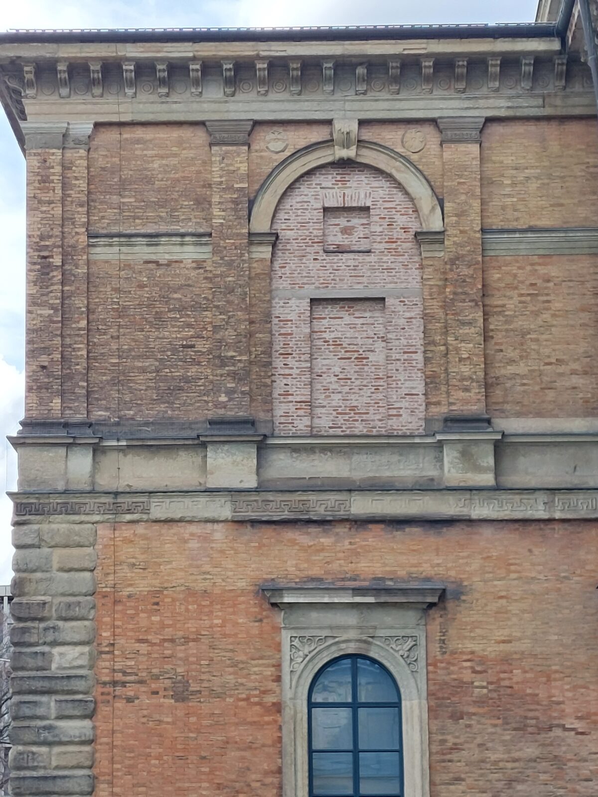 Ein zugemauertes Backsteinfenster steht symbolisch für die Blind-Begutachtung von Journal-Artikeln